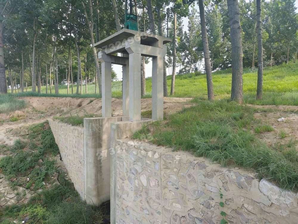 呼兰林间石砌铸铁闸门