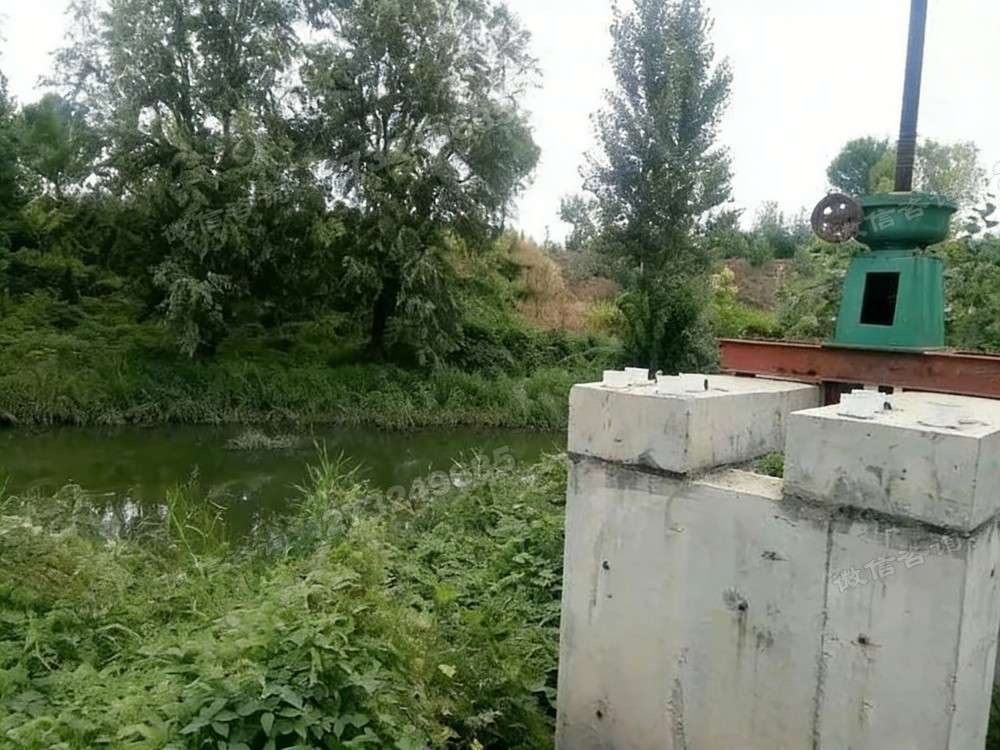 解放河边单吊点铸铁闸门